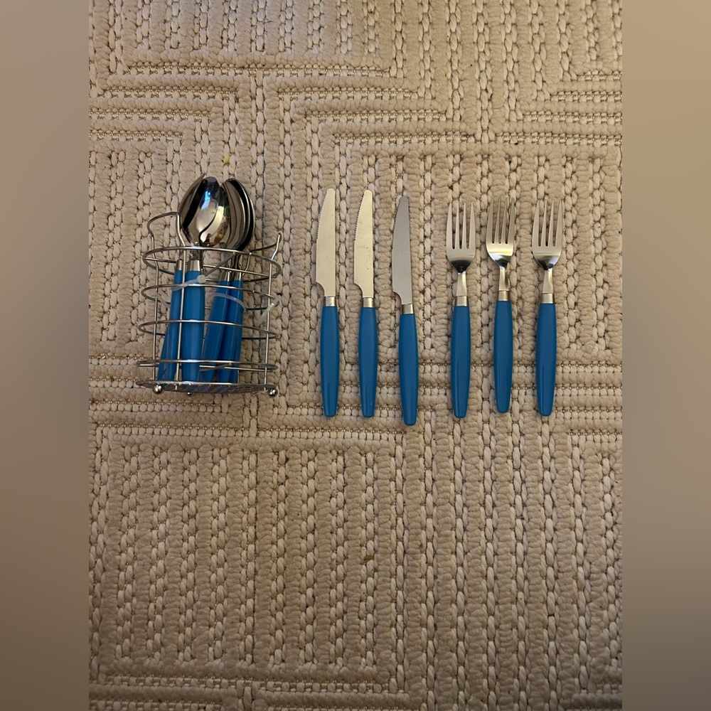 Gibson StainlessChina219 Cutlery: 4 Big Spoons 4 Small Spoons 3 Forks 3 Knives